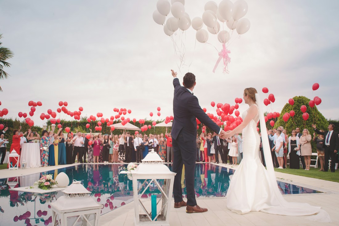Um abraço de casal em uma celebração de casamento